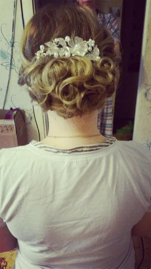 Здравствуйте. Предлагаю услуги визажиста - парикмахера. 02