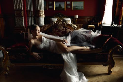 Платье висит на вешалке, туфли ждут своего выхода, а букет лежит на столе. 08 Платье висит на вешалке, туфли ждут своего выхода, а букет лежит на столе. 08