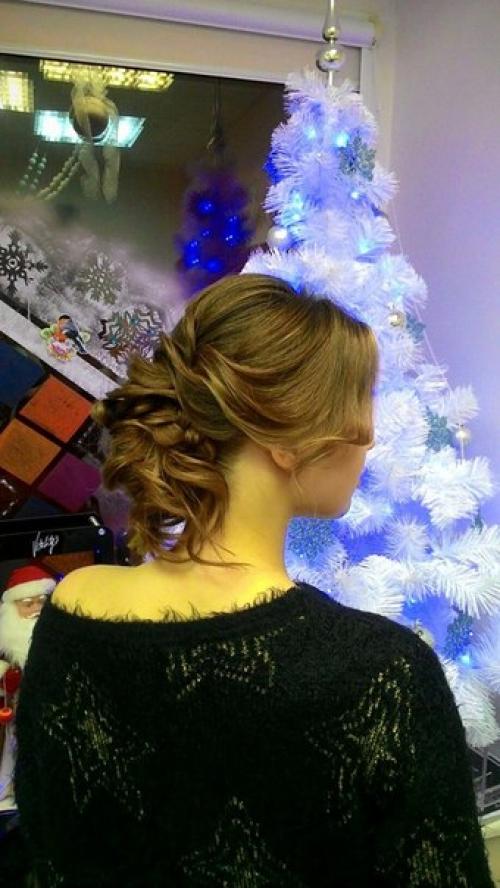 Добрый день!  Меня зовут Александра - я стилист, парикмахер, визажист. 08