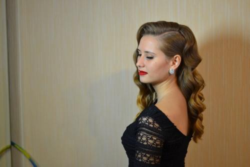 Добрый день!  Меня зовут Александра - я стилист, парикмахер, визажист. 01