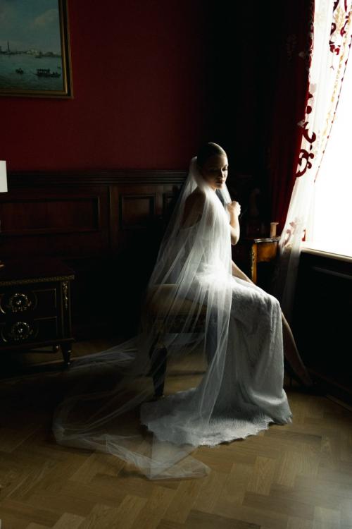 Платье висит на вешалке, туфли ждут своего выхода, а букет лежит на столе. 07 Платье висит на вешалке, туфли ждут своего выхода, а букет лежит на столе. 07