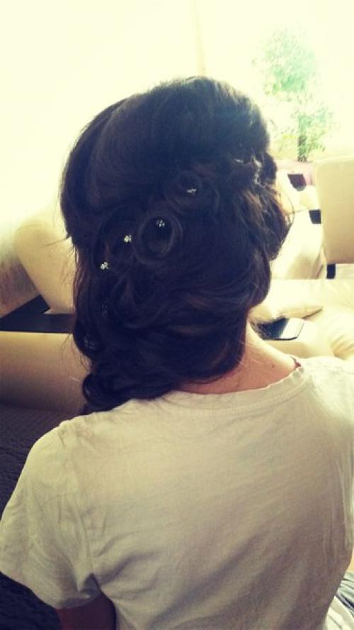 Здравствуйте. Предлагаю услуги визажиста - парикмахера. 06