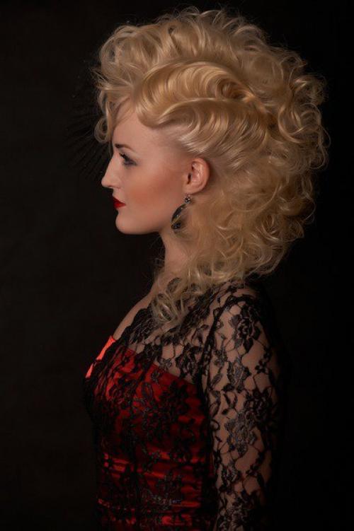 Добрый день!  Меня зовут Александра - я стилист, парикмахер, визажист. 06