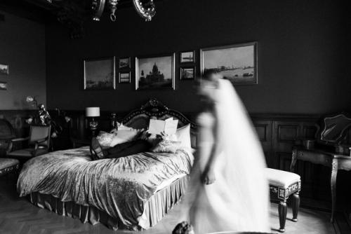 Платье висит на вешалке, туфли ждут своего выхода, а букет лежит на столе. 06 Платье висит на вешалке, туфли ждут своего выхода, а букет лежит на столе. 06