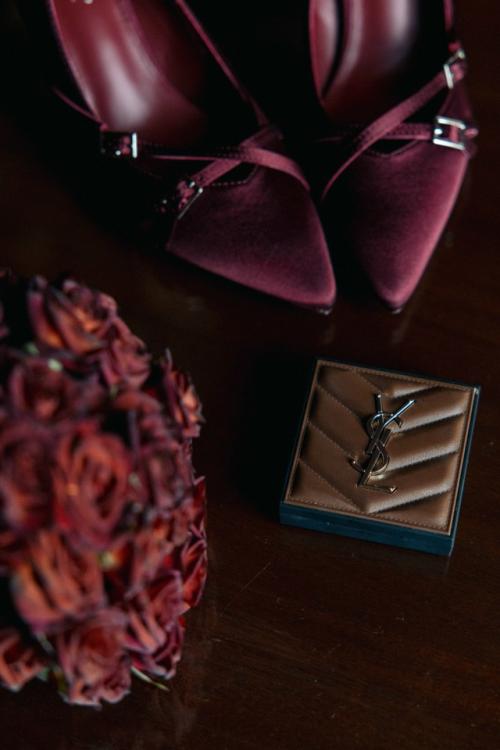 Платье висит на вешалке, туфли ждут своего выхода, а букет лежит на столе. 01 Платье висит на вешалке, туфли ждут своего выхода, а букет лежит на столе. 01