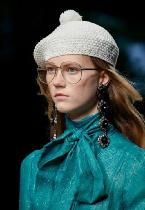 Берет идет практически всем, и, в отличие, от шляпы, его гораздо легче подобрать к своему типу лица и под собственные стилистические предпочтения. 03