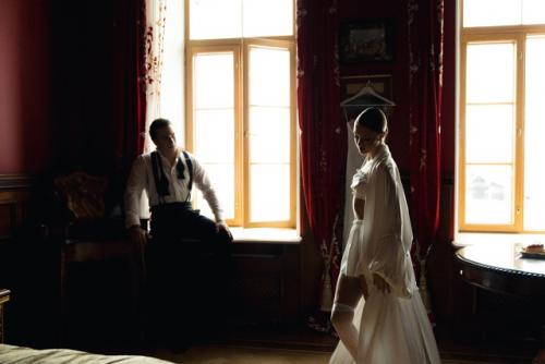 Платье висит на вешалке, туфли ждут своего выхода, а букет лежит на столе. 05 Платье висит на вешалке, туфли ждут своего выхода, а букет лежит на столе. 05