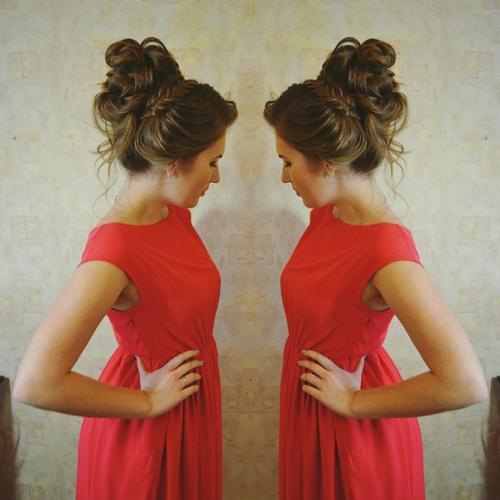 Добрый день!  Меня зовут Александра - я стилист, парикмахер, визажист. 02