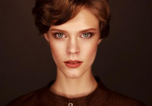 Для создания новогодних карточек в студиях с зимним декором ищу: 03