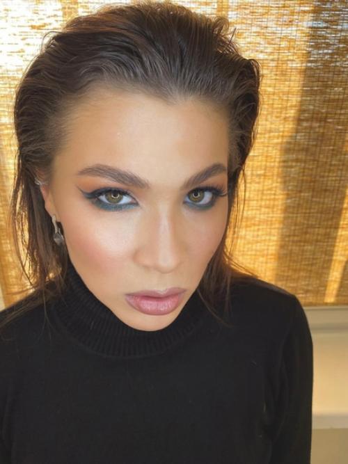 В жизни женщины случаются ситуации, когда необходим безупречный внешний вид: шикарный наряд, изысканная прическа и профессиональный макияж. 02