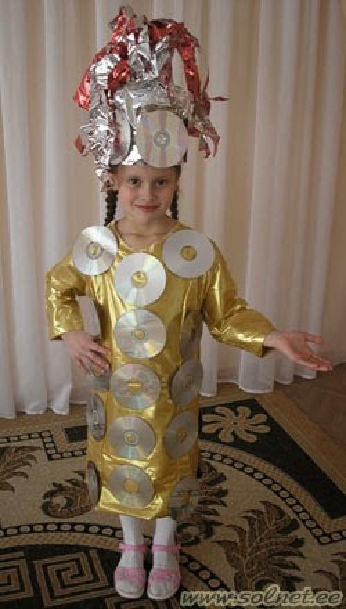 Костюм ко дню космонавтики в детский сад. Космический костюм в садик. Космический костюм для девочки. Космический костюм из бросового материала. Костюм пришельца в детский сад.