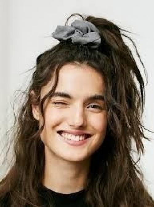 Ищю Мастера по причёскам и макияжу на 15 декабря по времени договоримся. 02