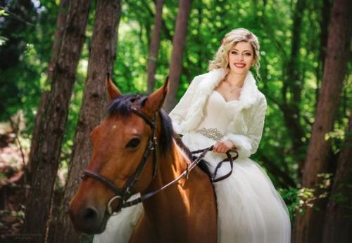 Юная, свежая, очаровательная, ослепительная, сияющая - это лишь немногие эпитеты, относящиеся к образу невесты. 03