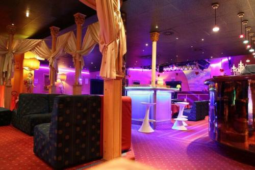 Требуются красивые девушки в лучшие клубы Италии, таких городах как Модена, асти, Турин, монтекатини, Флоренция, Пиза, Александрия. 07 Требуются красивые девушки в лучшие клубы Италии, таких городах как Модена, асти, Турин, монтекатини, Флоренция, Пиза, Александрия. 07