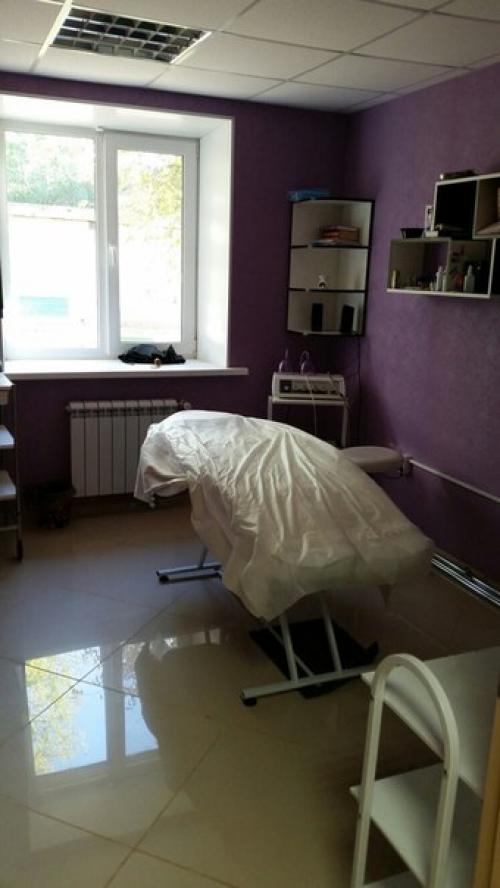 В салон красоты требуются парикмахеры, маникюрщица и массажистка. 03