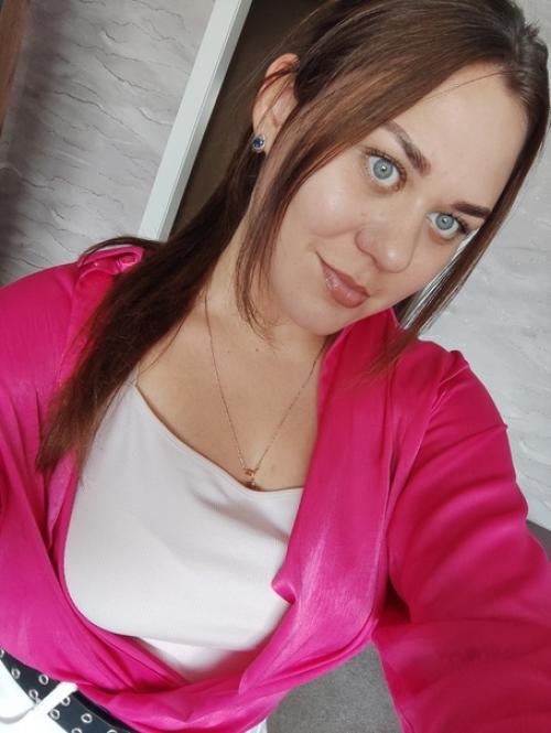 Ищю Мастера по причёскам и макияжу на 15 декабря по времени договоримся. 08