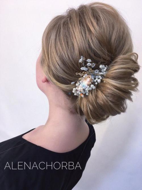 Дорогие девушки, в преддверии наступающих праздников спешите записаться на праздничные и вечерние образы, а также на 31. 03