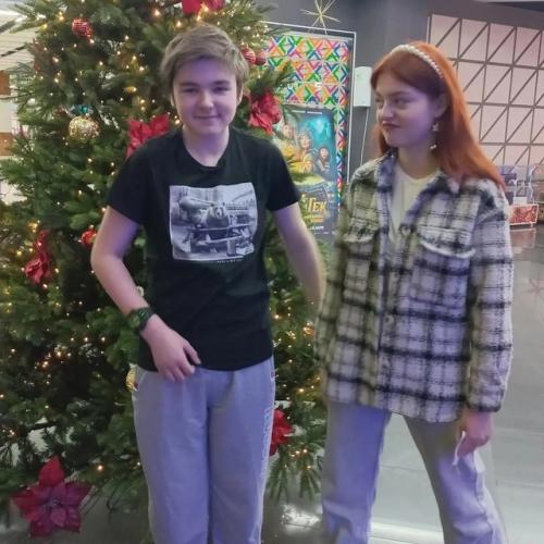 Мои дети уже второй год подряд просят поставить новогоднюю елку в первый день зимнего месяца - 1 декабря. 01