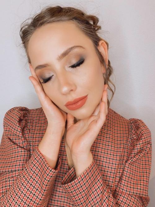 В жизни женщины случаются ситуации, когда необходим безупречный внешний вид: шикарный наряд, изысканная прическа и профессиональный макияж. 01