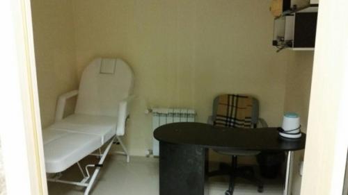 В салон красоты требуются парикмахеры, маникюрщица и массажистка. 01