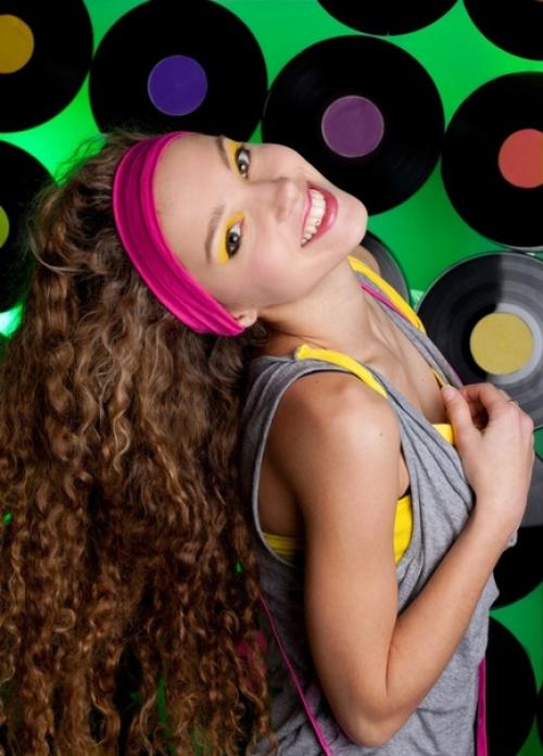 Ищю Мастера по причёскам и макияжу на 15 декабря по времени договоримся. 05