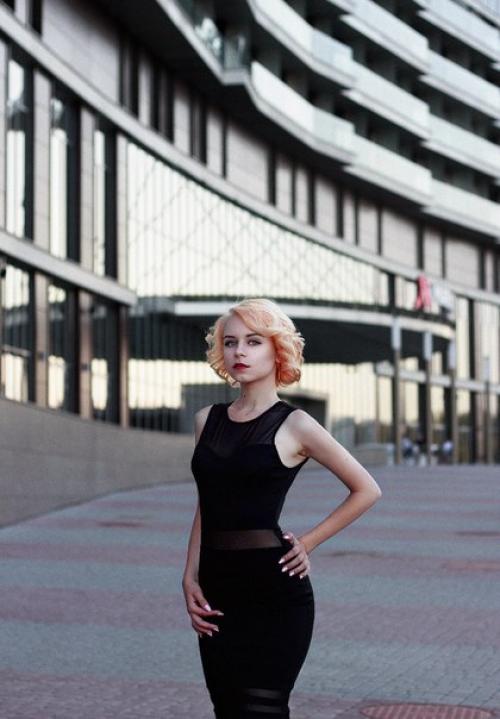 Для создания новогодних карточек в студиях с зимним декором ищу: 01