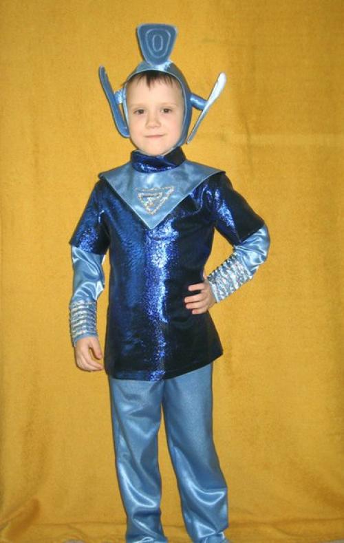 Костюм в сад ко дню космонавтики. Космический костюм для мальчика. Космические карнавальные костюмы. Костюм инопланетянина для мальчика в садик. Космический пират костюм детский.