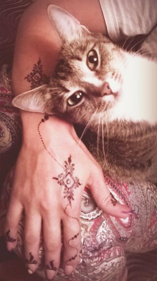 Нужны модели на мехенди ( рисунок хной), дневной, вечерний макияж и прически (при приобретении пакета услуг - небольшой фотосет в подарок). 01