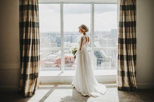 Всем молодожёнам хочется, чтобы день свадьбы прошёл без суеты и спешки, оставив после себя хорошие кадры. 03