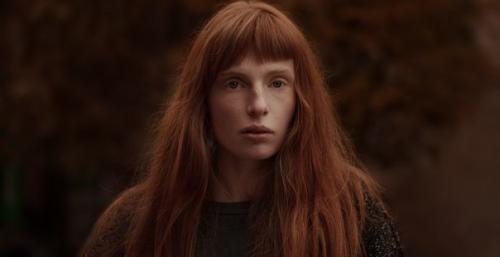 Для создания новогодних карточек в студиях с зимним декором ищу: 02