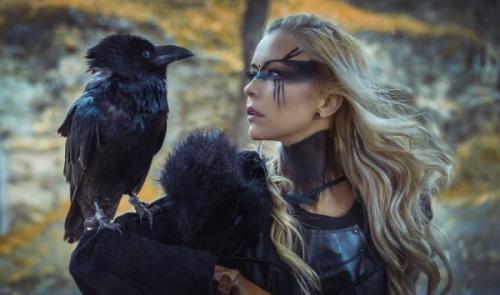 Недавно мы рассматривали примеры макияжа к образу Шаманки) а что интересного можно сделать к викингу. 03