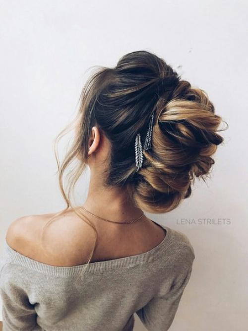 Я могу предложить вам услуги профессионального визажиста и стилиста по прическам. 03