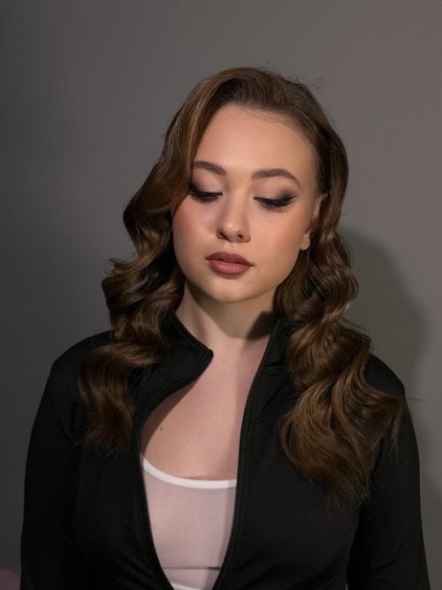 Доброго времени суток, меня зовут Ирина - я визажист и стилист по прическам. 01