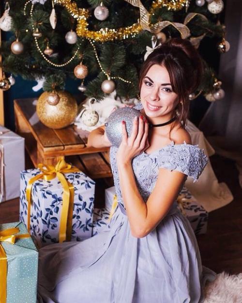 Милые девушки?  Поспешите записаться к новогодним праздникам? 04