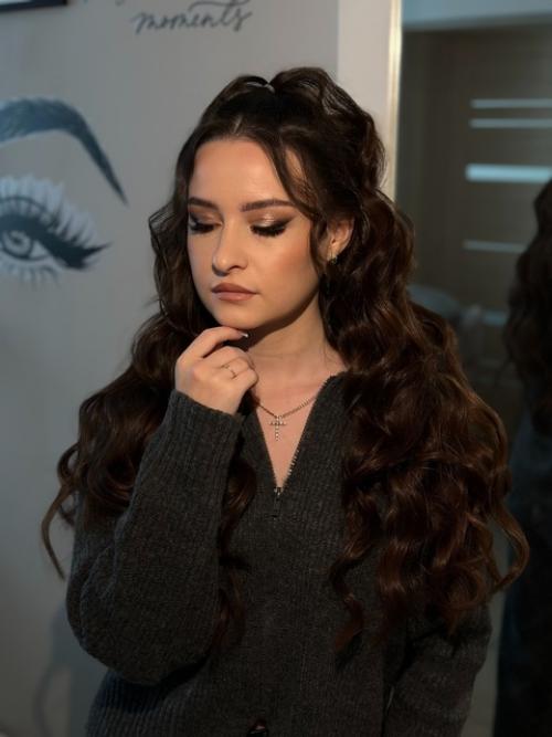 Доброго времени суток, меня зовут Ирина - я визажист и стилист по прическам. 06