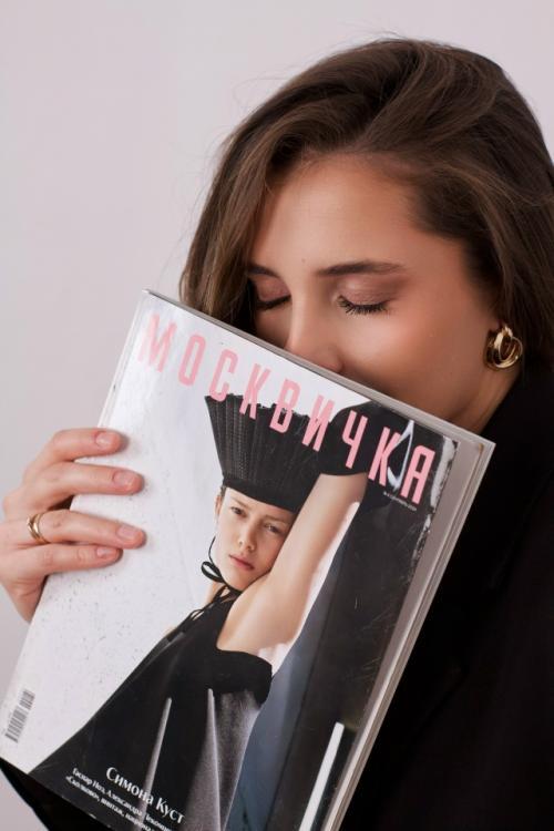 Лёгкий, почти незаметный макияж подчёркивает естественную свежесть и ухоженность, сохраняя минимализм и гармоничность.

