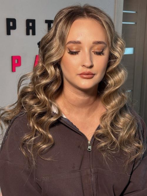 Доброго времени суток, меня зовут Ирина - я визажист и стилист по прическам. 09