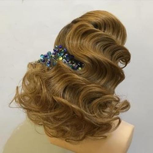 Требуются модели на создание новогодних образов ( прическа и макияж) стоимость всего 1400. 02