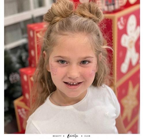 Впереди две недели праздников, ёлок, утренников - и все маленькие принцессы хотят как у Мамы: макияж и причёску. 01