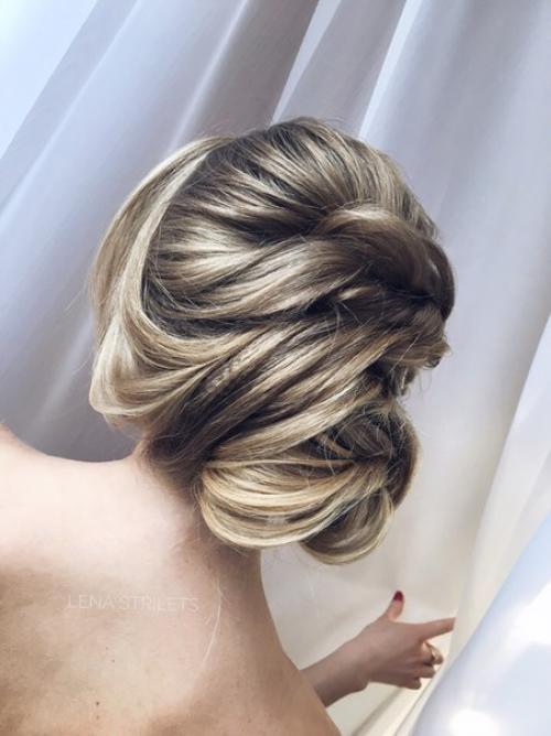 Я могу предложить вам услуги профессионального визажиста и стилиста по прическам. 02