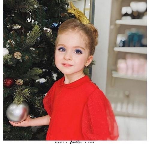 Впереди две недели праздников, ёлок, утренников - и все маленькие принцессы хотят как у Мамы: макияж и причёску. 04