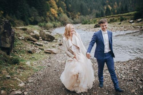 Естественность образов. На всех свадьбах, кроме подчеркнуто классических, в тренде меньше официальности и больше естественности. 03