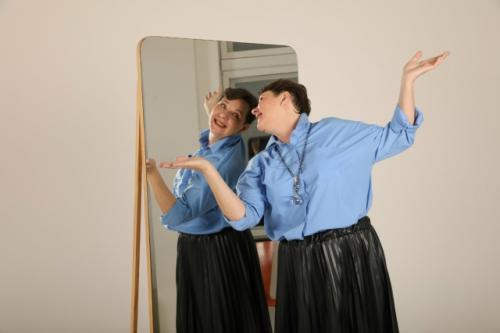 Можем ли мы увидеть своё лицо если нет зеркала или какой-то другой отражающей поверхности?  