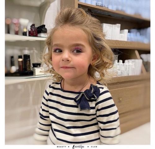 Впереди две недели праздников, ёлок, утренников - и все маленькие принцессы хотят как у Мамы: макияж и причёску. 02