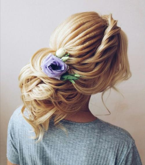 Я могу предложить вам услуги профессионального визажиста и стилиста по прическам. 05