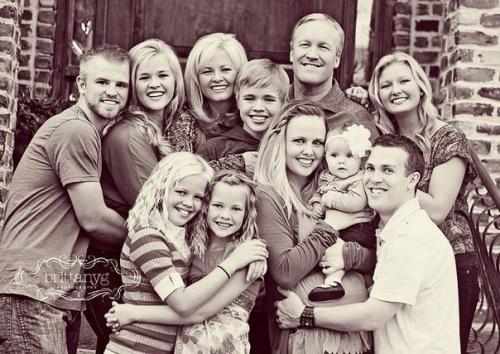 Чтобы фотографии впоследствии вызывали только положительные эмоции, фотосессия должна проходить в веселой, доброжелательной атмосфере. 04