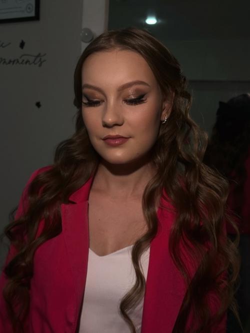 Доброго времени суток, меня зовут Ирина - я визажист и стилист по прическам. 04