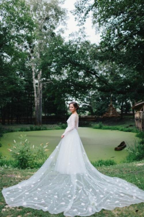 Естественность образов. На всех свадьбах, кроме подчеркнуто классических, в тренде меньше официальности и больше естественности. 02