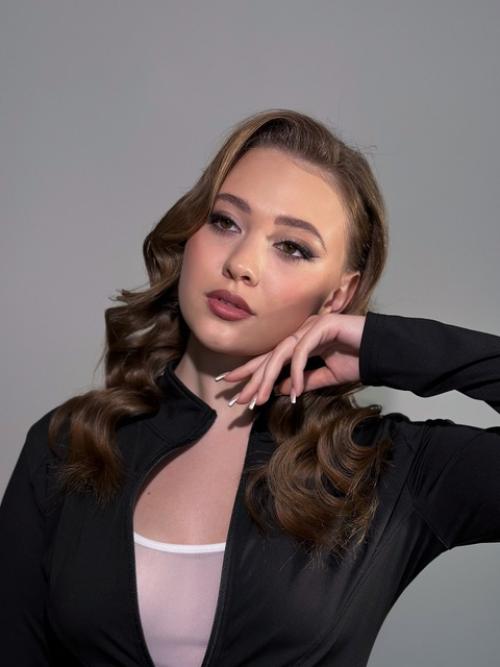 Доброго времени суток, меня зовут Ирина - я визажист и стилист по прическам. 02