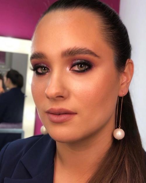 Таким образом, если вы вдруг ещё не решили, какой макияж делать на новогодний корпоратив я подсказываю. 01